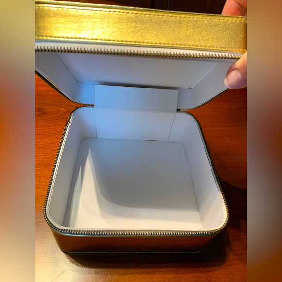 Marc Jacobs Daisy Cosmetic Bag Travel bag shiny gold large deep zipped cubic box - Picture 3 of 6